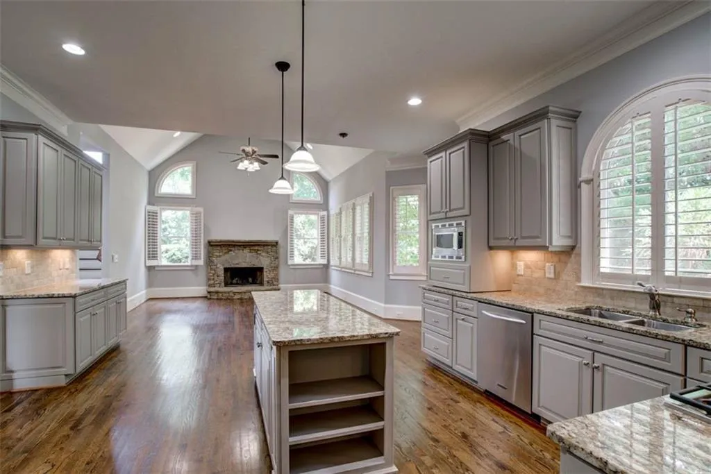 105 Glengate Avenue, Atlanta, Georgia 30328, 4 Bedrooms Bedrooms, ,3 BathroomsBathrooms,Residential,Sold,105 Glengate Avenue,6598057