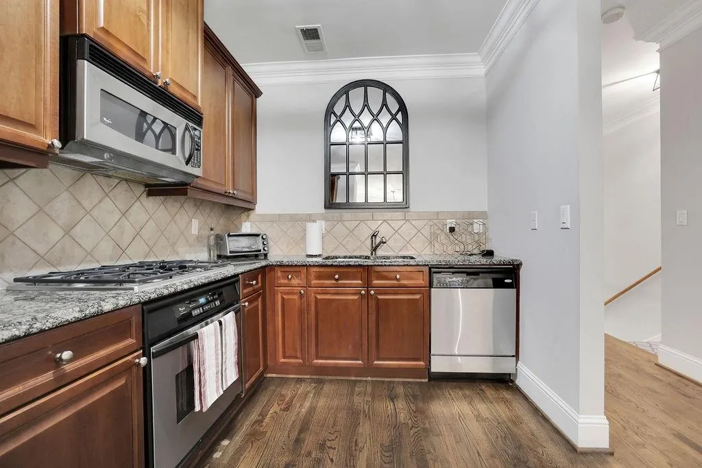 1104 Glenridge Place, Atlanta, Georgia 30342, 2 Bedrooms Bedrooms, ,2 BathroomsBathrooms,Residential,Sold,1104 Glenridge Place,7160668