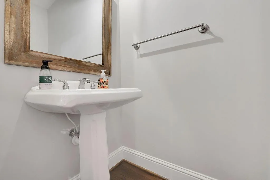 1104 Glenridge Place, Atlanta, Georgia 30342, 2 Bedrooms Bedrooms, ,2 BathroomsBathrooms,Residential,Sold,1104 Glenridge Place,7160668