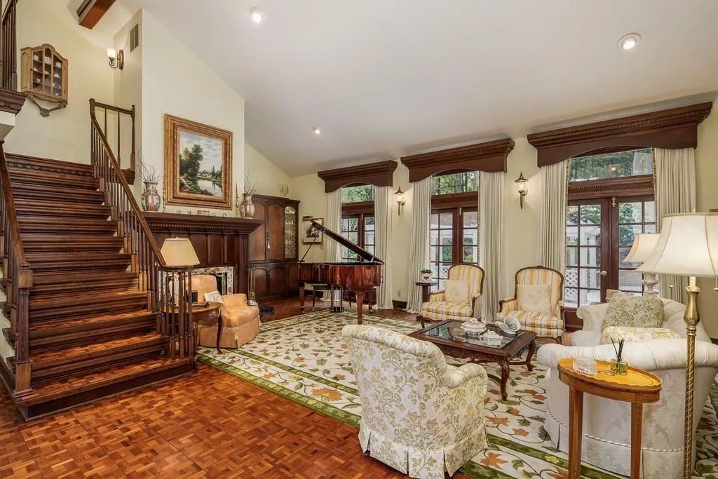 3445 Spalding Drive, Sandy Springs, Georgia 30350, 6 Bedrooms Bedrooms, ,3 BathroomsBathrooms,Residential,Sold,3445 Spalding Drive,6725369