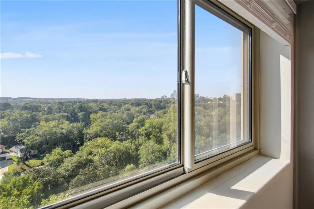 2285 Peachtree Road Ne, Atlanta, Georgia 30309, 1 Bedroom Bedrooms, ,1 BathroomBathrooms,Residential,For Sale,2285 Peachtree Road Ne,7648583