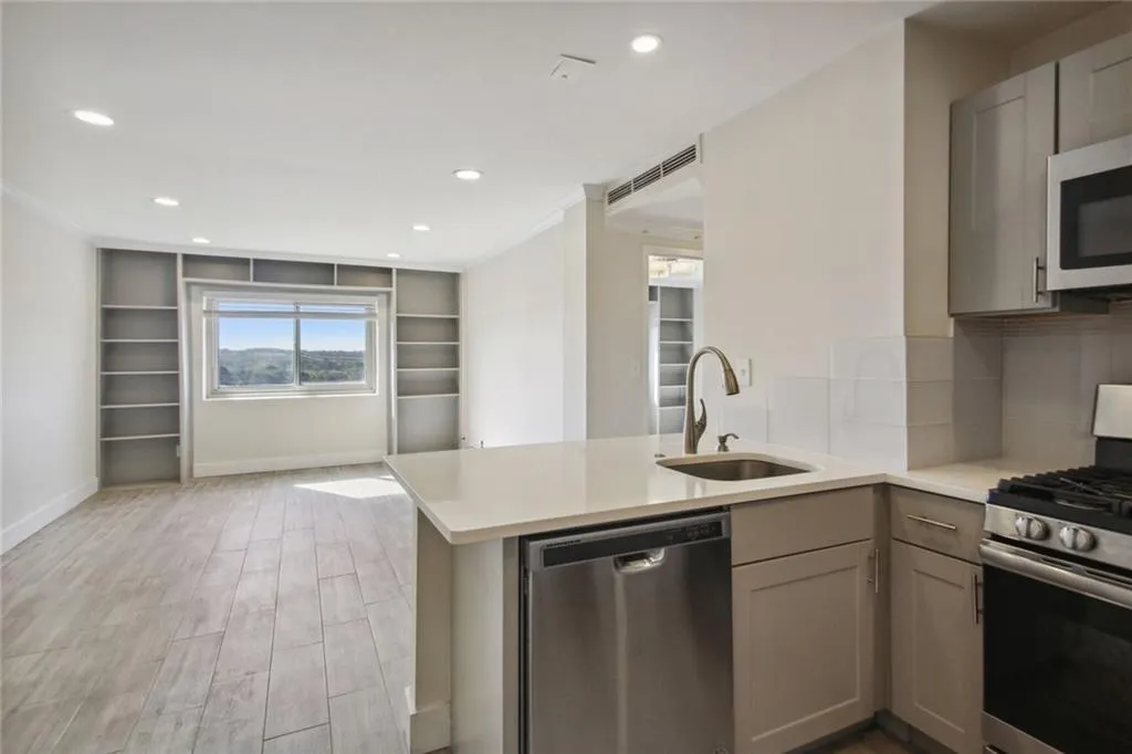 2285 Peachtree Road Ne, Atlanta, Georgia 30309, 1 Bedroom Bedrooms, ,1 BathroomBathrooms,Residential,For Sale,2285 Peachtree Road Ne,7648583