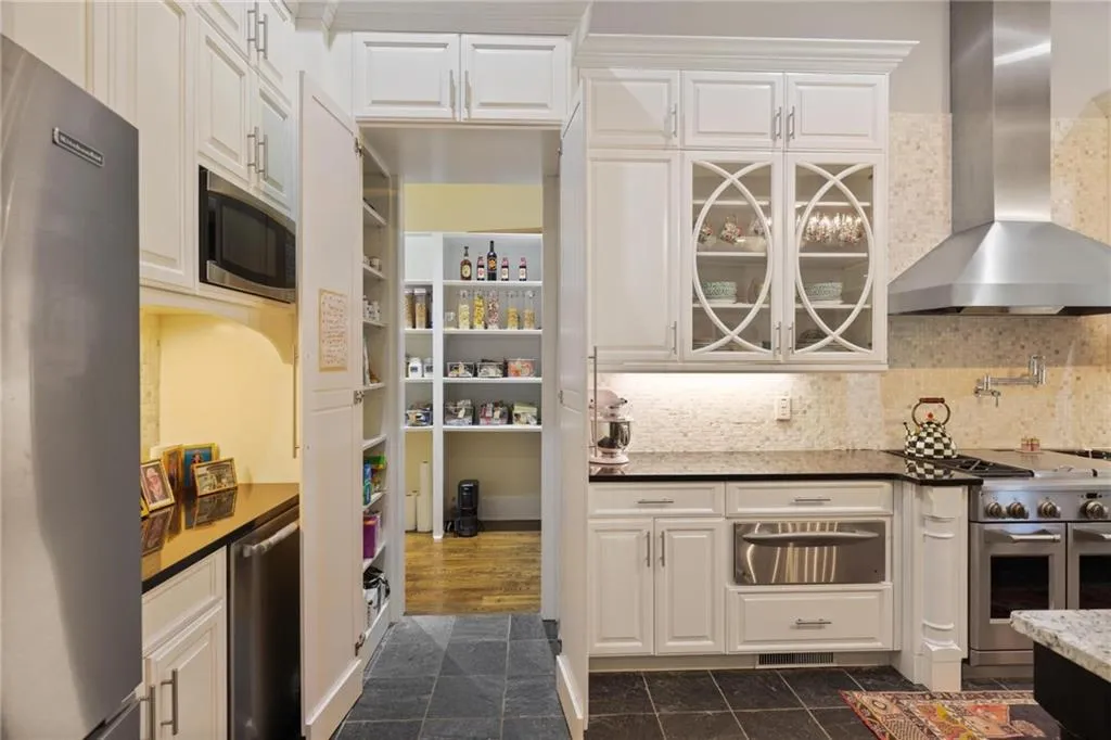 5330 High Point Manor Ne, Sandy Springs, Georgia 30342, 6 Bedrooms Bedrooms, ,5 BathroomsBathrooms,Residential,For Sale,5330 High Point Manor Ne,7442081