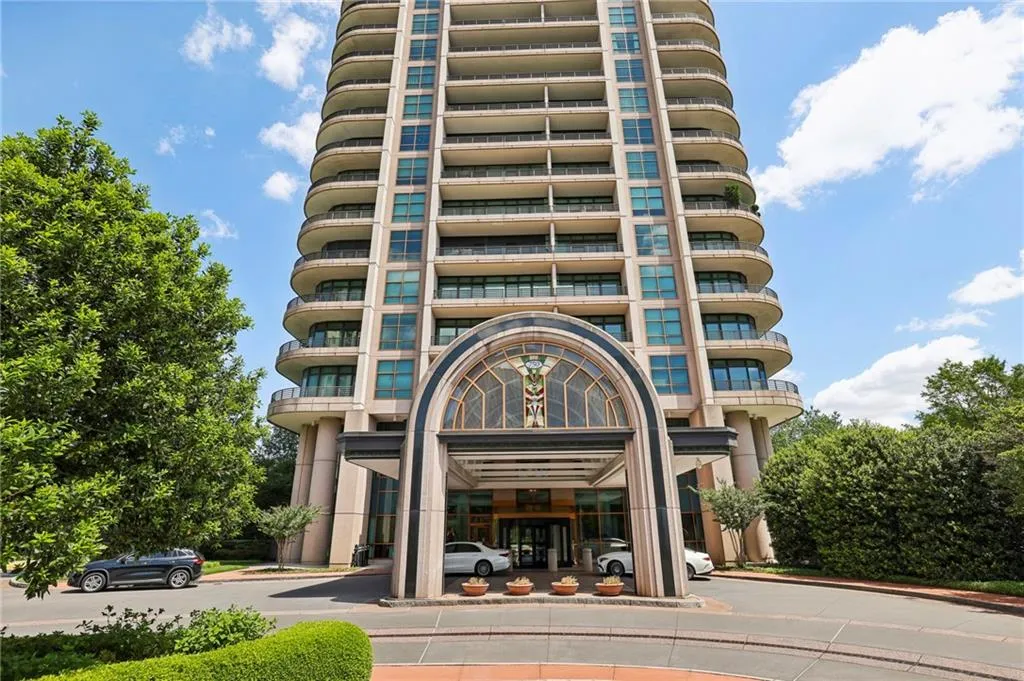 750 Park Avenue Ne Unit 6s, Atlanta, Georgia 30326, 2 Bedrooms Bedrooms, ,2 BathroomsBathrooms,Residential,For Sale,750 Park Avenue Ne Unit 6s,7373452
