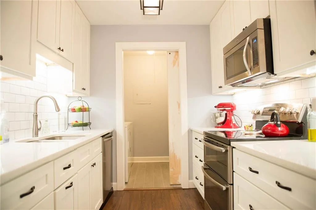 5149 Roswell Road Unit 1/49, Atlanta, Georgia 30342, 2 Bedrooms Bedrooms, ,1 BathroomBathrooms,Residential,Sold,5149 Roswell Road Unit 1/49,5830103