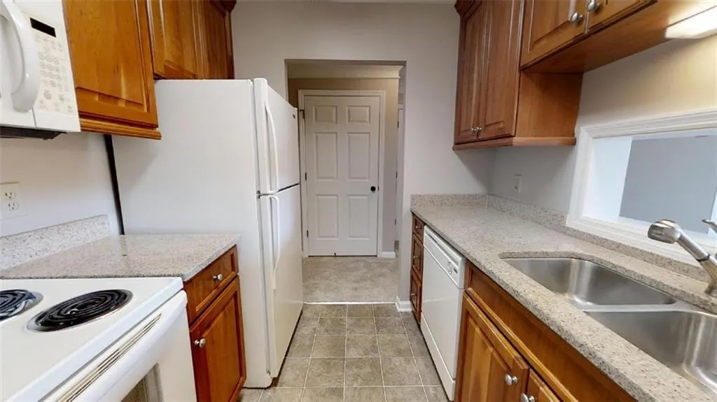 300 Johnson Ferry Road Ne Unit B312, Sandy Springs, Georgia 30328, 1 Bedroom Bedrooms, ,1 BathroomBathrooms,Residential,Sold,300 Johnson Ferry Road Ne Unit B312,6620836
