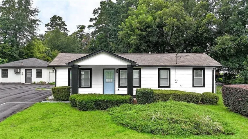 Front of property w/view of frontage road