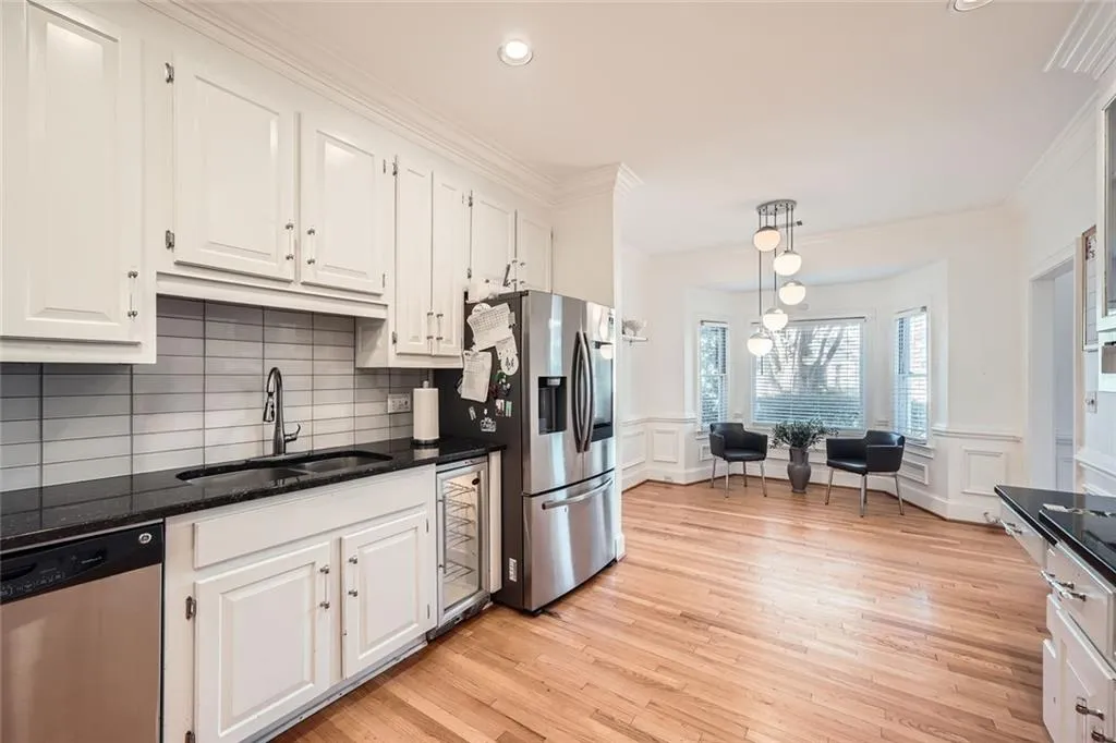 6391 Glenridge Drive Unit 125, Atlanta, Georgia 30328, 4 Bedrooms Bedrooms, ,2 BathroomsBathrooms,Residential,Sold,6391 Glenridge Drive Unit 125,7487897