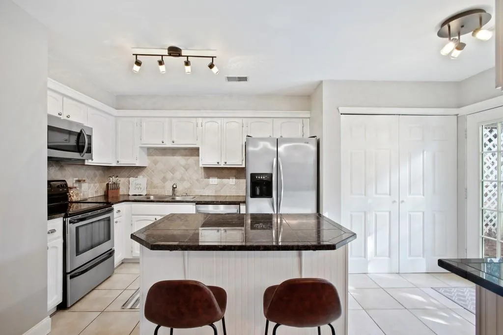 228 Peachtree Hollow Court, Sandy Springs, Georgia 30328, 3 Bedrooms Bedrooms, ,2 BathroomsBathrooms,Residential,Sold,228 Peachtree Hollow Court,6679232