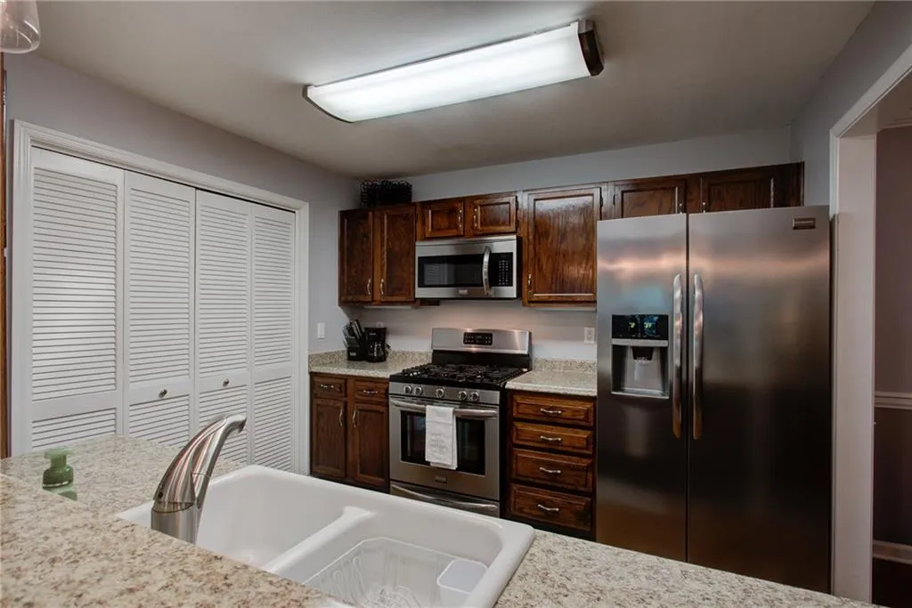 802 Camden Court, Sandy Springs, Georgia 30327, 2 Bedrooms Bedrooms, ,2 BathroomsBathrooms,Residential,Sold,802 Camden Court,7255360