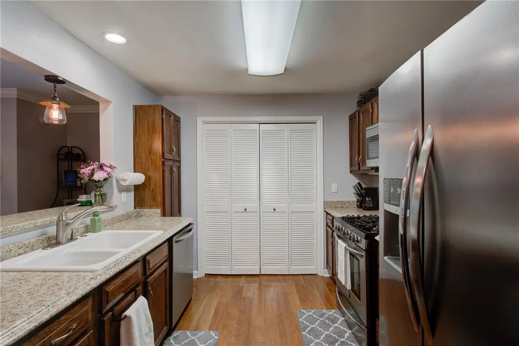 802 Camden Court, Sandy Springs, Georgia 30327, 2 Bedrooms Bedrooms, ,2 BathroomsBathrooms,Residential,Sold,802 Camden Court,7255360