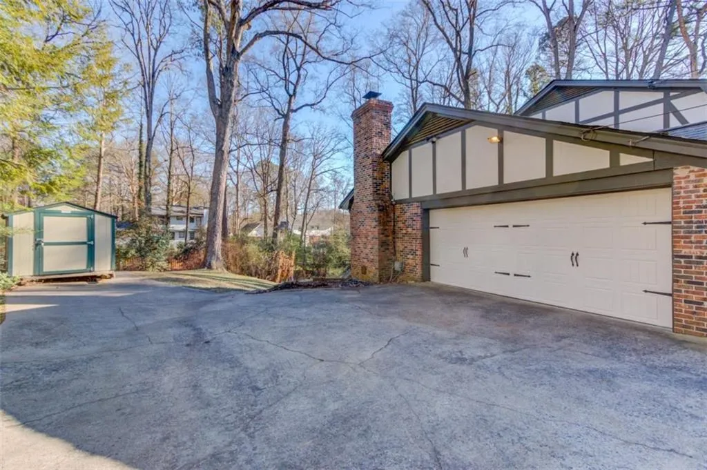 200 Spalding Circle, Sandy Springs, Georgia 30328, 6 Bedrooms Bedrooms, ,4 BathroomsBathrooms,Residential,For Sale,200 Spalding Circle,7698187