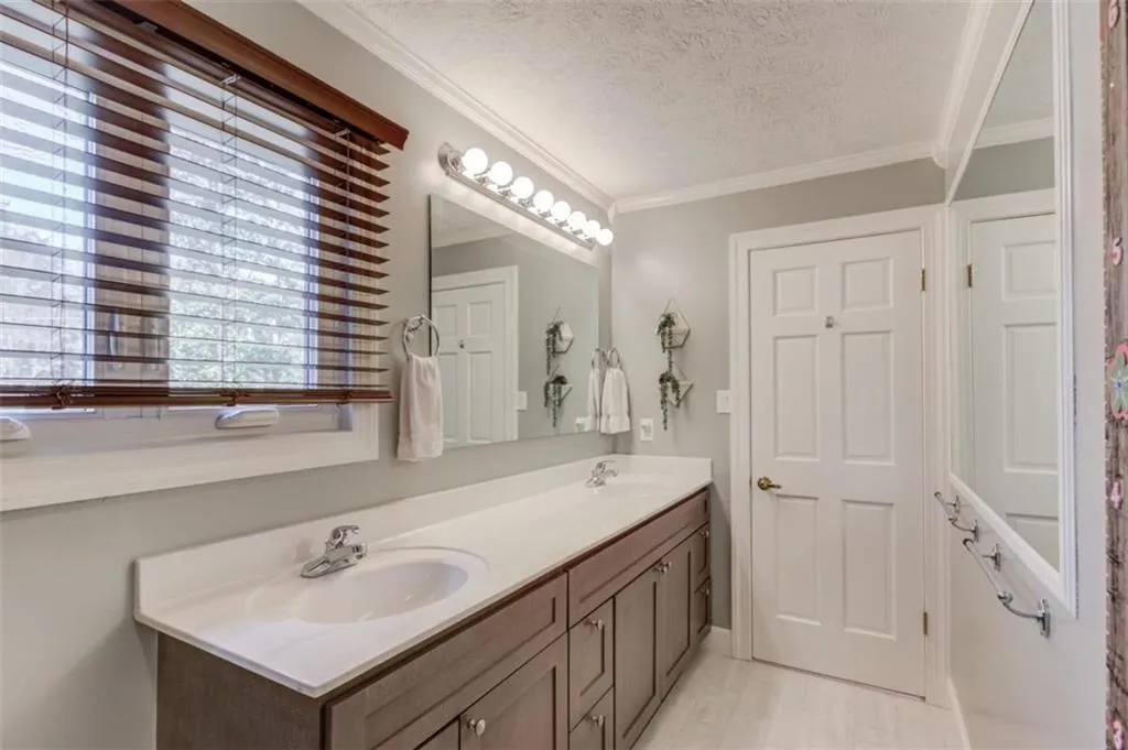 200 Spalding Circle, Sandy Springs, Georgia 30328, 6 Bedrooms Bedrooms, ,4 BathroomsBathrooms,Residential,For Sale,200 Spalding Circle,7698187