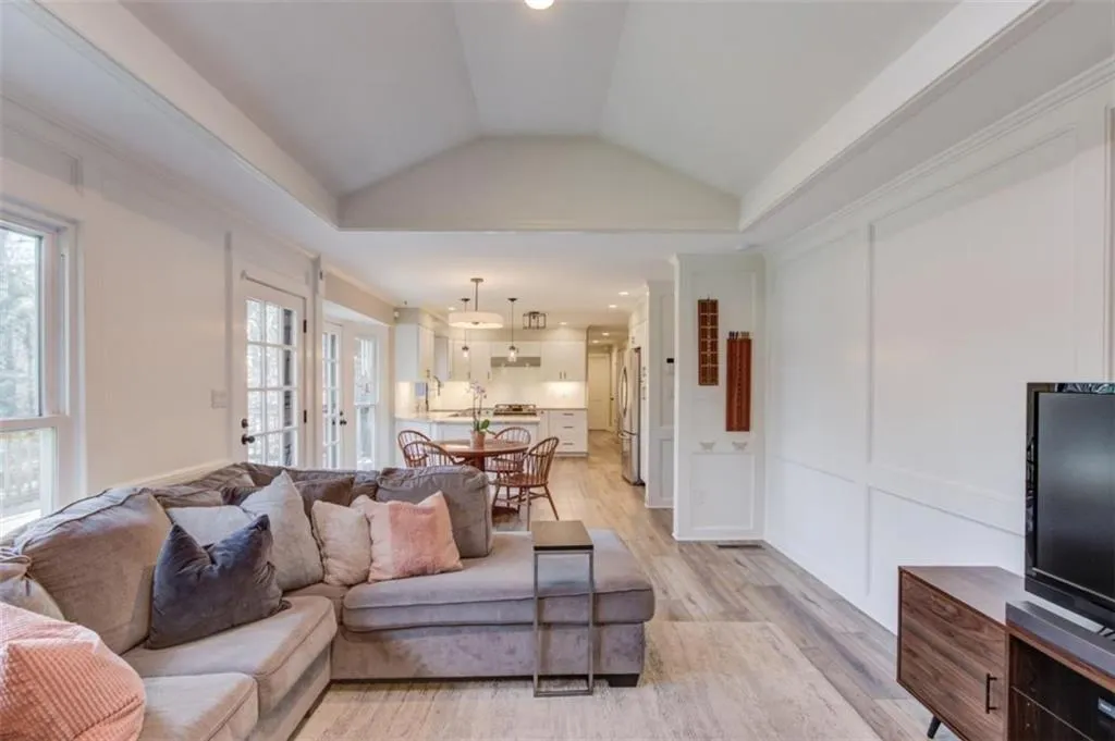 200 Spalding Circle, Sandy Springs, Georgia 30328, 6 Bedrooms Bedrooms, ,4 BathroomsBathrooms,Residential,For Sale,200 Spalding Circle,7698187
