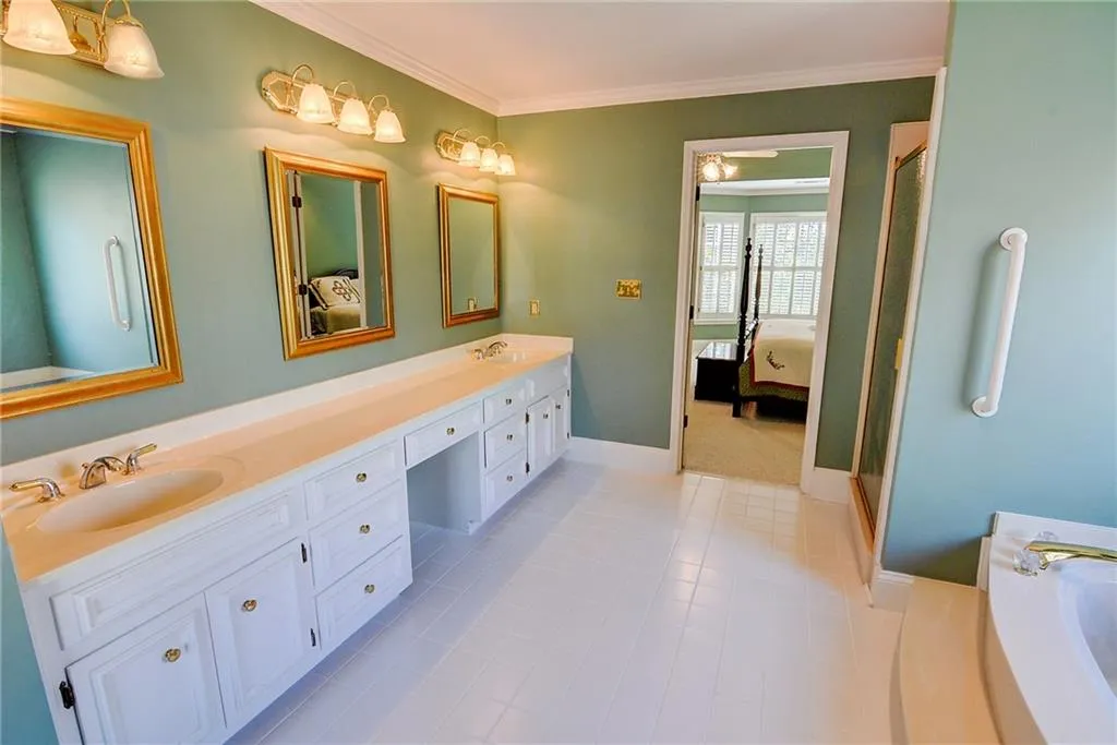 2135 Dunwoody Heritage Drive, Dunwoody, Georgia 30350, 4 Bedrooms Bedrooms, ,5 BathroomsBathrooms,Residential,Sold,2135 Dunwoody Heritage Drive,5797421