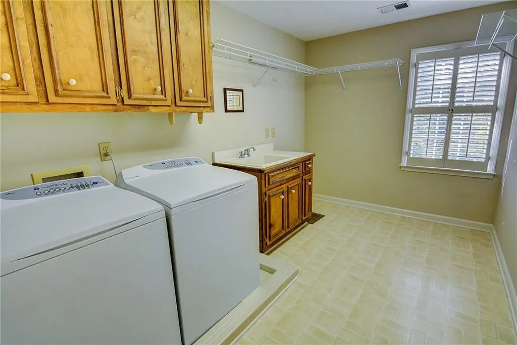 2135 Dunwoody Heritage Drive, Dunwoody, Georgia 30350, 4 Bedrooms Bedrooms, ,5 BathroomsBathrooms,Residential,Sold,2135 Dunwoody Heritage Drive,5797421