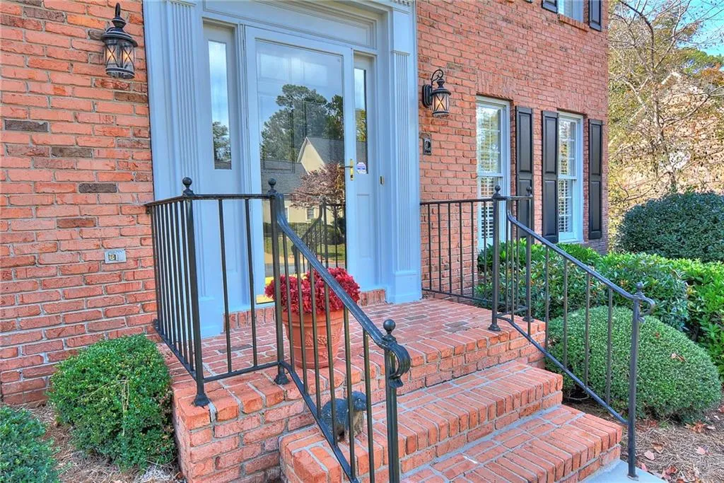 2135 Dunwoody Heritage Drive, Dunwoody, Georgia 30350, 4 Bedrooms Bedrooms, ,5 BathroomsBathrooms,Residential,Sold,2135 Dunwoody Heritage Drive,5797421