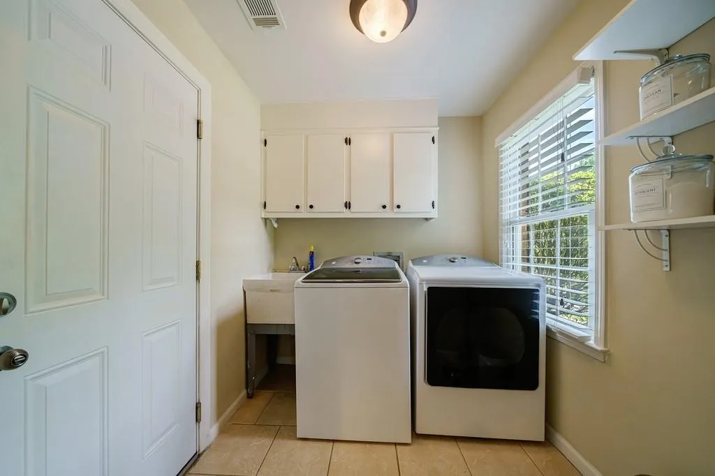 175 Old College Way, Sandy Springs, Georgia 30328, 5 Bedrooms Bedrooms, ,3 BathroomsBathrooms,Residential,Sold,175 Old College Way,7223747