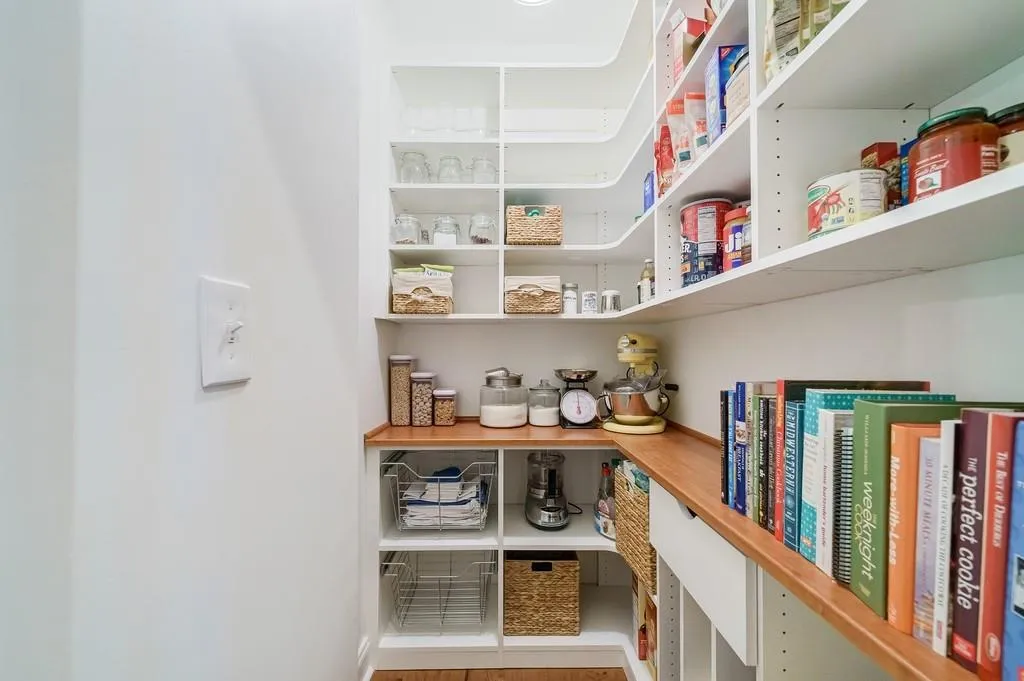 175 Old College Way, Sandy Springs, Georgia 30328, 5 Bedrooms Bedrooms, ,3 BathroomsBathrooms,Residential,Sold,175 Old College Way,7223747