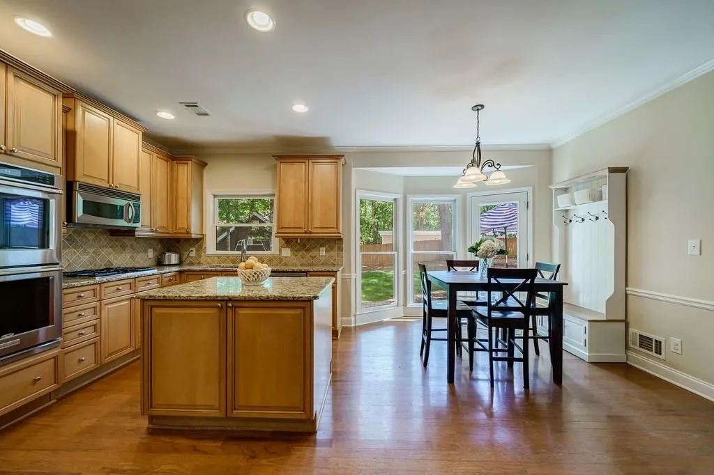 175 Old College Way, Sandy Springs, Georgia 30328, 5 Bedrooms Bedrooms, ,3 BathroomsBathrooms,Residential,Sold,175 Old College Way,7223747