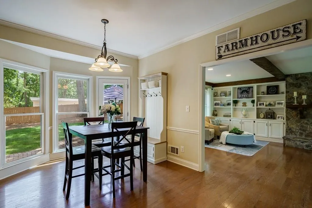 175 Old College Way, Sandy Springs, Georgia 30328, 5 Bedrooms Bedrooms, ,3 BathroomsBathrooms,Residential,Sold,175 Old College Way,7223747