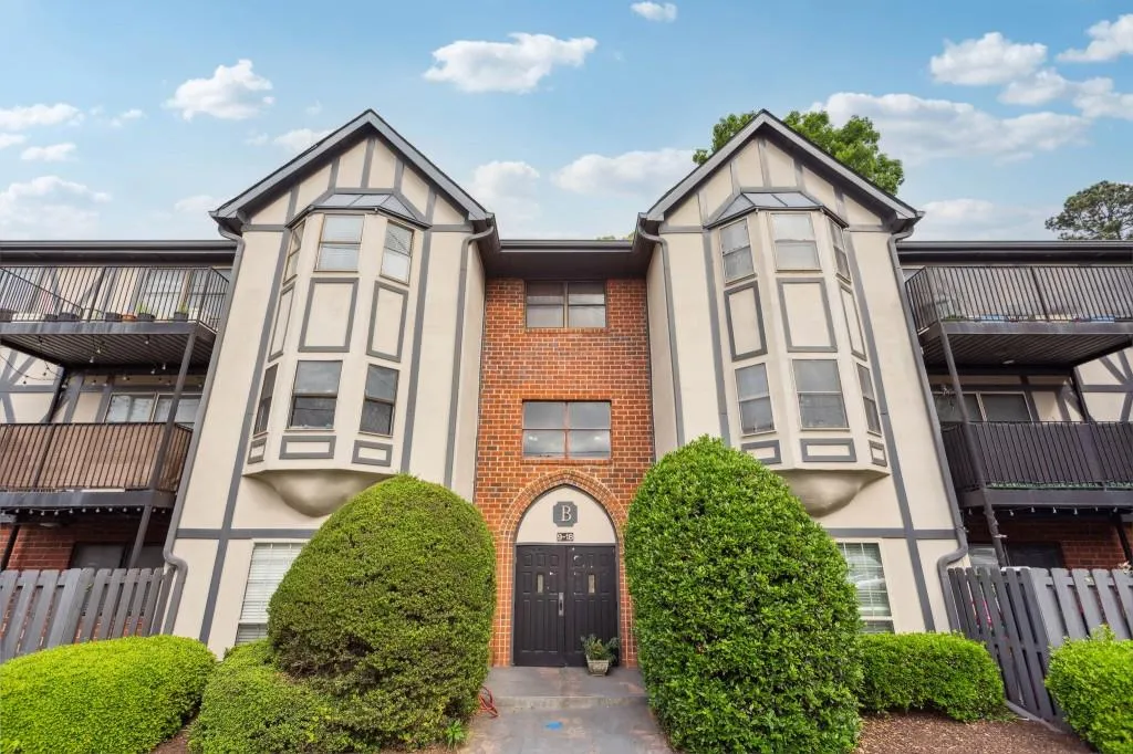 6851 Roswell Road Unit B-9, Sandy Springs, Georgia 30328, 3 Bedrooms Bedrooms, ,2 BathroomsBathrooms,Residential,Sold,6851 Roswell Road Unit B-9,7215884