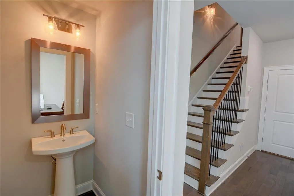 4205 Deming Circle, Atlanta, Georgia 30342, 2 Bedrooms Bedrooms, ,2 BathroomsBathrooms,Residential,Sold,4205 Deming Circle,7038598