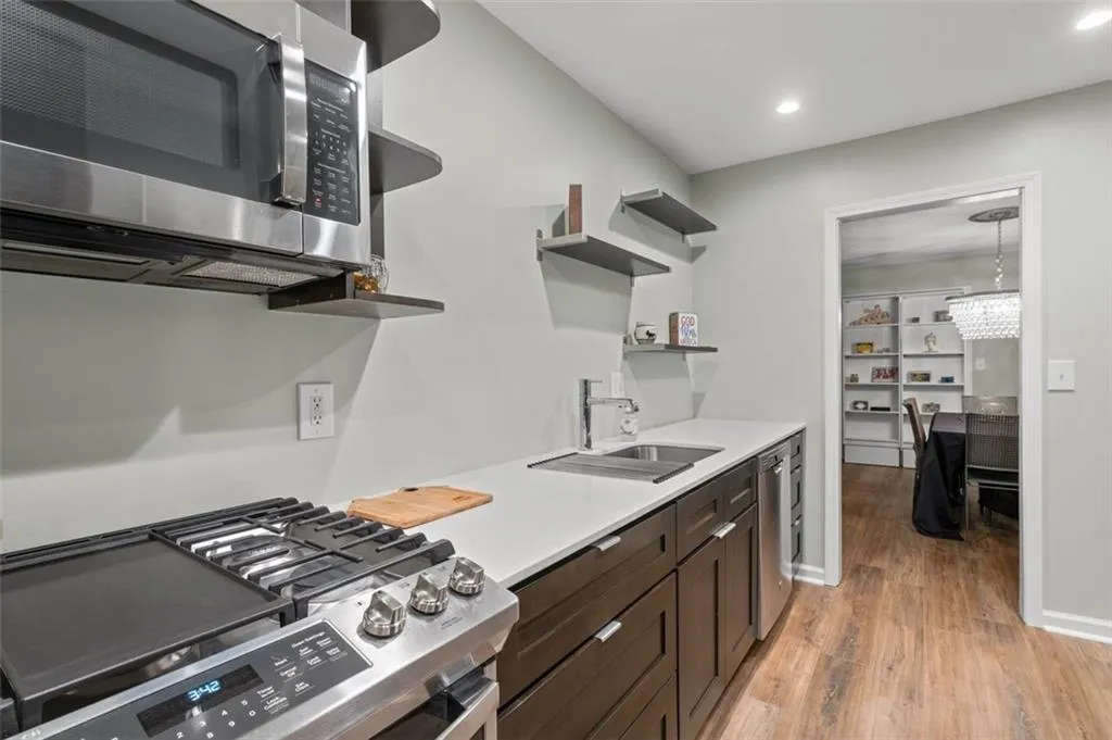 6851 Roswell Road Unit H18, Atlanta, Georgia 30328, 3 Bedrooms Bedrooms, ,2 BathroomsBathrooms,Residential,For Sale,6851 Roswell Road Unit H18,7760200