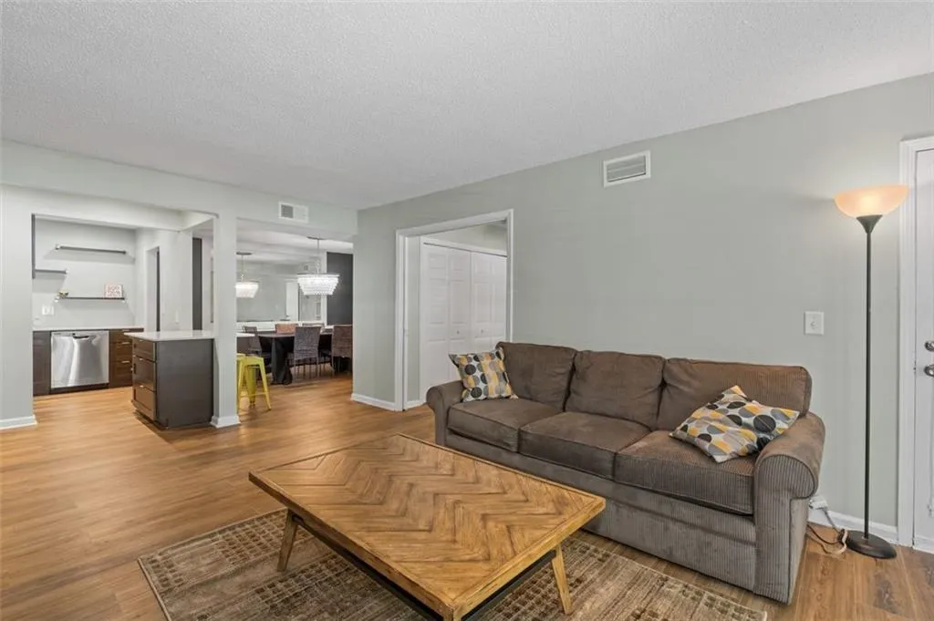 6851 Roswell Road Unit H18, Atlanta, Georgia 30328, 3 Bedrooms Bedrooms, ,2 BathroomsBathrooms,Residential,For Sale,6851 Roswell Road Unit H18,7760200