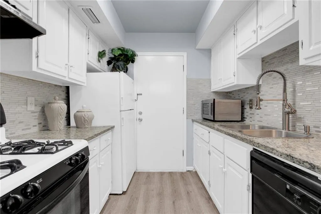 6851 Roswell Road Unit J15, Sandy Springs, Georgia 30328, 1 Bedroom Bedrooms, ,1 BathroomBathrooms,Residential,Sold,6851 Roswell Road Unit J15,7068467