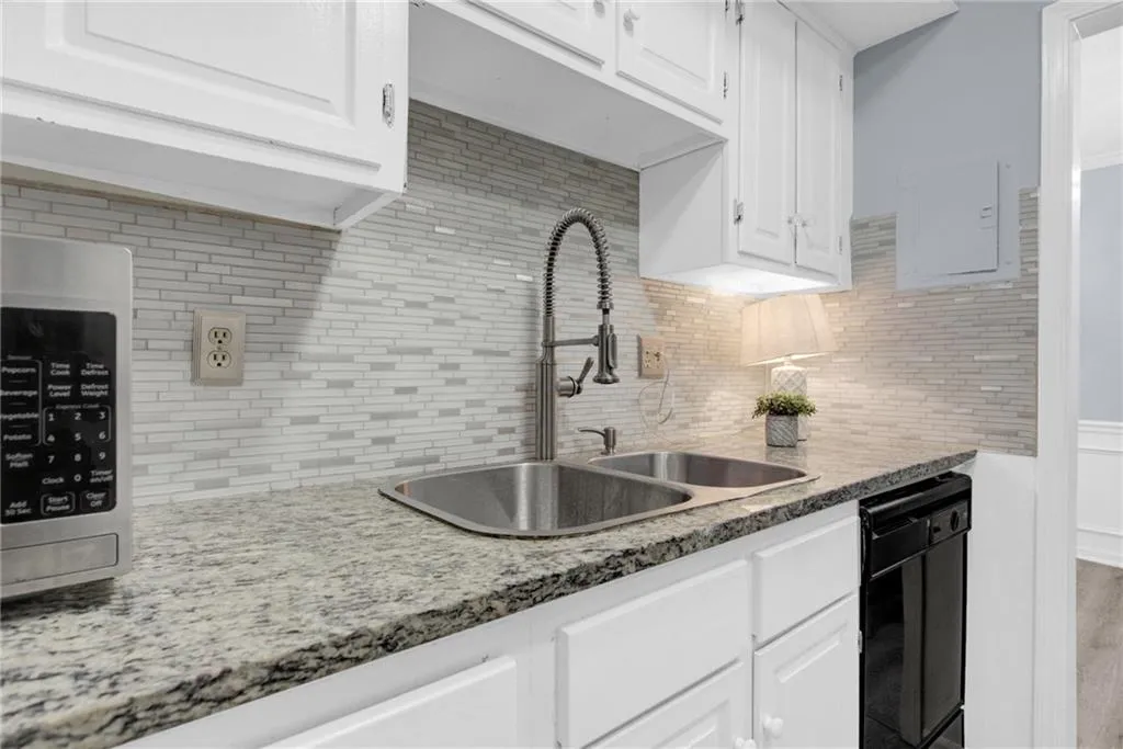 6851 Roswell Road Unit J15, Sandy Springs, Georgia 30328, 1 Bedroom Bedrooms, ,1 BathroomBathrooms,Residential,Sold,6851 Roswell Road Unit J15,7068467