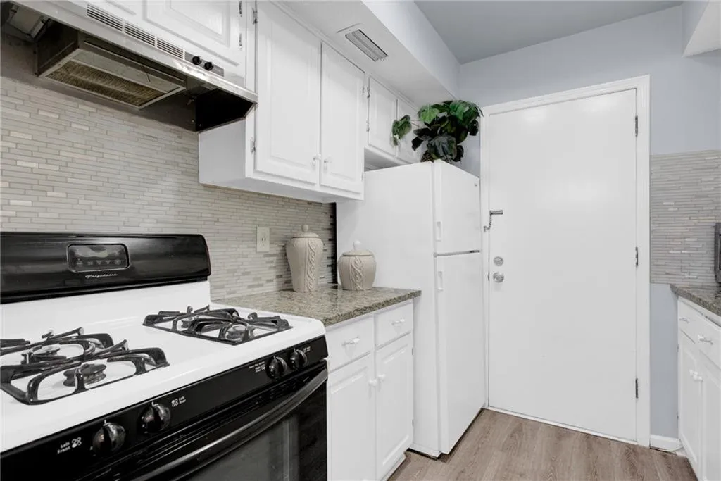 6851 Roswell Road Unit J15, Sandy Springs, Georgia 30328, 1 Bedroom Bedrooms, ,1 BathroomBathrooms,Residential,Sold,6851 Roswell Road Unit J15,7068467