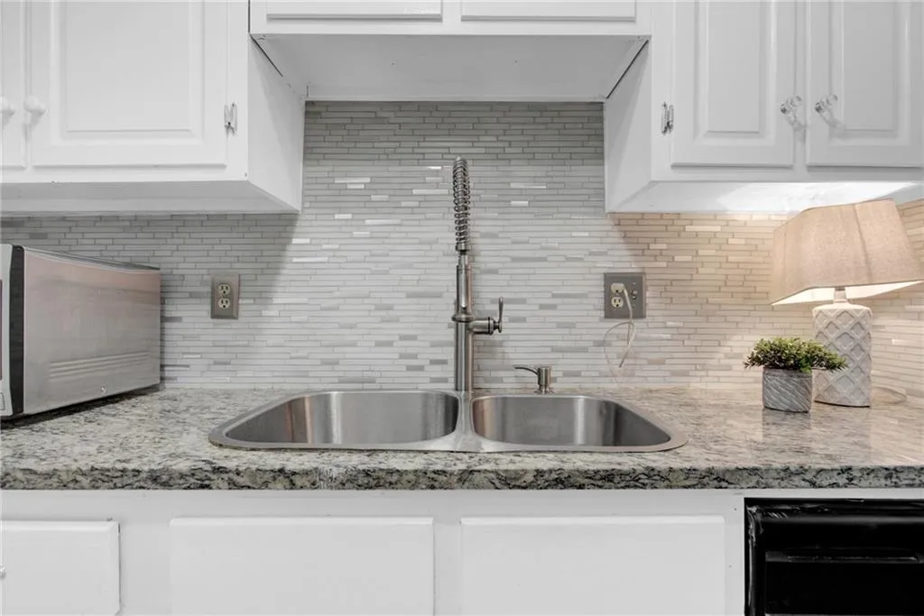 6851 Roswell Road Unit J15, Sandy Springs, Georgia 30328, 1 Bedroom Bedrooms, ,1 BathroomBathrooms,Residential,Sold,6851 Roswell Road Unit J15,7068467