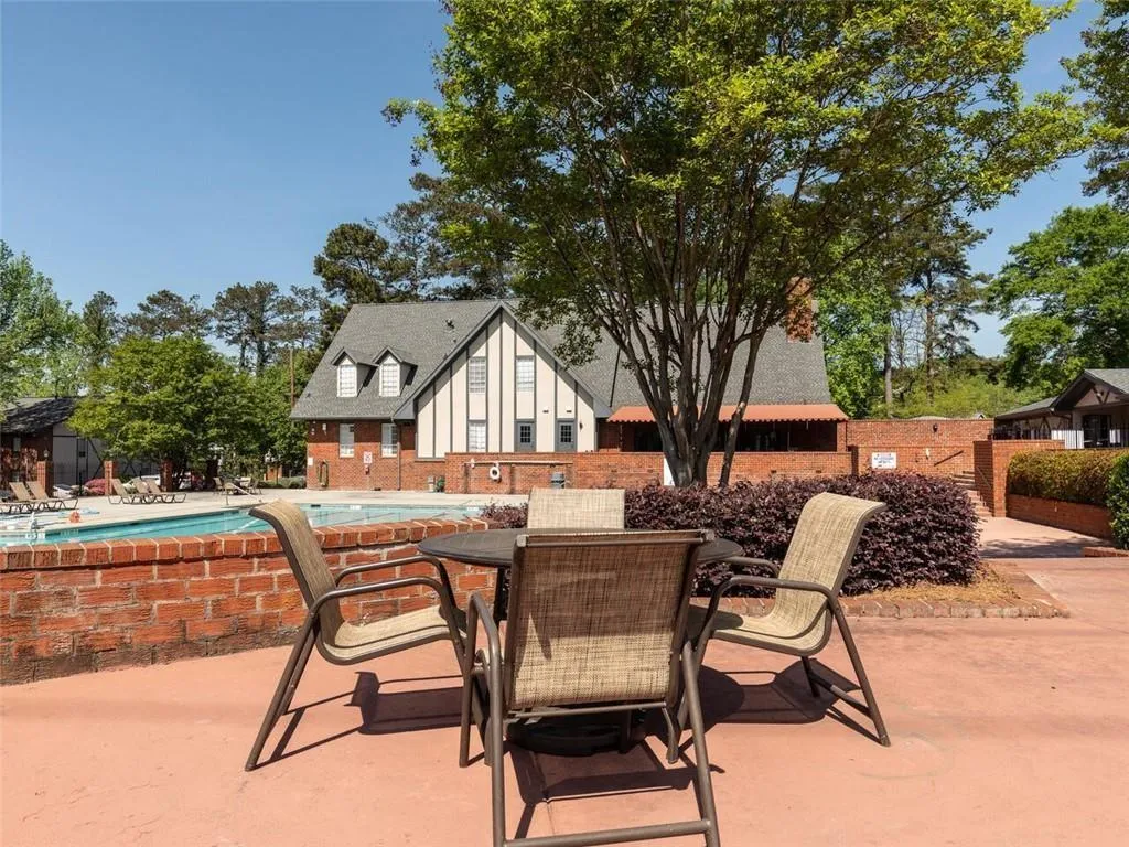 6851 Roswell Road Unit J15, Sandy Springs, Georgia 30328, 1 Bedroom Bedrooms, ,1 BathroomBathrooms,Residential,Sold,6851 Roswell Road Unit J15,7068467