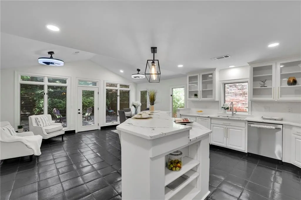 Eat in kitchen with bar and breakfast nook