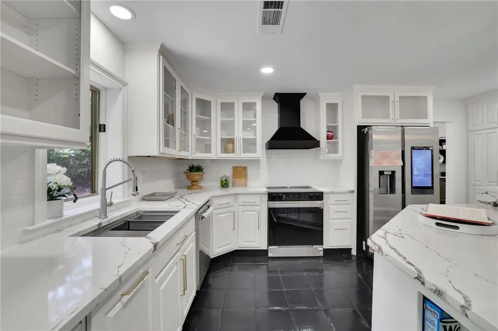 Eat in kitchen with bar and breakfast nook