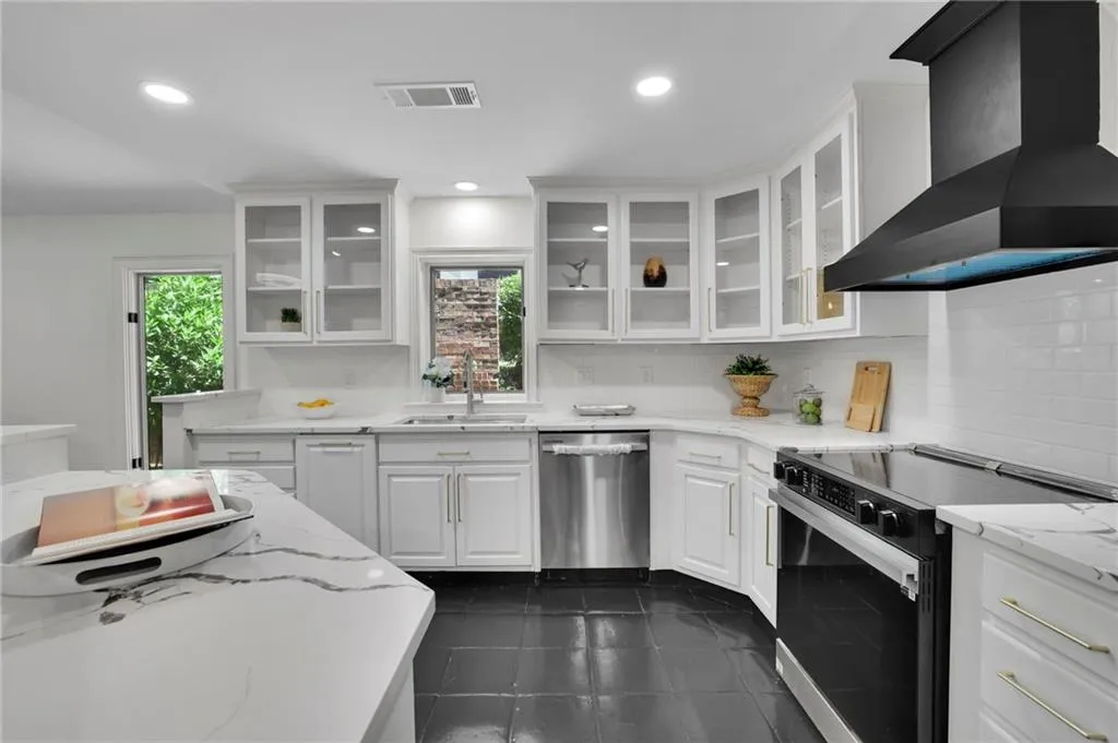 Eat in kitchen with bar and breakfast nook