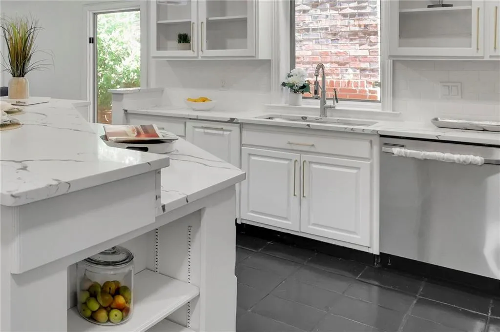 Eat in kitchen with bar and breakfast nook