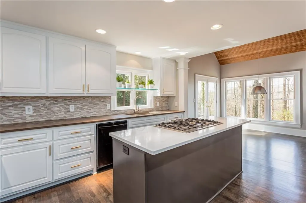 4990 Riverview Road, Sandy Springs, Georgia 30327, 4 Bedrooms Bedrooms, ,4 BathroomsBathrooms,Residential,Sold,4990 Riverview Road,6522219