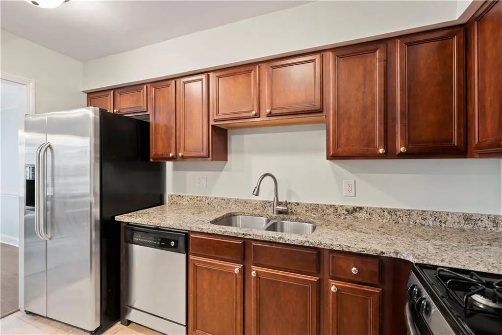 6980 Roswell Road Unit E1, Sandy Springs, Georgia 30328, 2 Bedrooms Bedrooms, ,1 BathroomBathrooms,Residential,Sold,6980 Roswell Road Unit E1,7027519