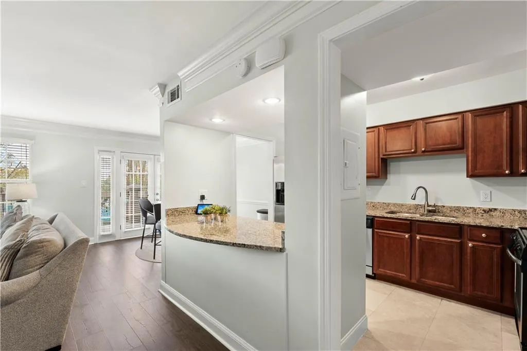 6980 Roswell Road Unit E1, Sandy Springs, Georgia 30328, 2 Bedrooms Bedrooms, ,1 BathroomBathrooms,Residential,Sold,6980 Roswell Road Unit E1,7027519