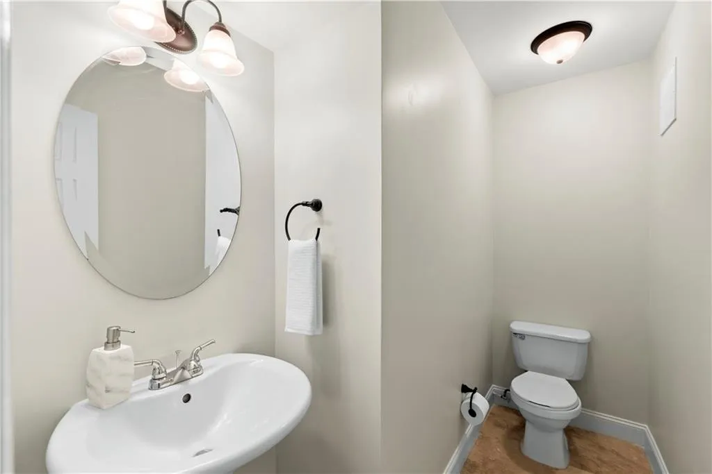 6980 Roswell Road Unit E1, Sandy Springs, Georgia 30328, 2 Bedrooms Bedrooms, ,1 BathroomBathrooms,Residential,Sold,6980 Roswell Road Unit E1,7027519