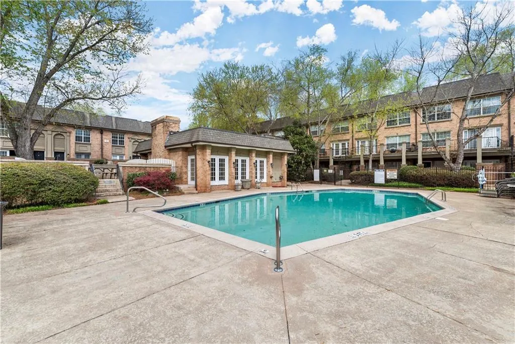 6980 Roswell Road Unit E1, Sandy Springs, Georgia 30328, 2 Bedrooms Bedrooms, ,1 BathroomBathrooms,Residential,Sold,6980 Roswell Road Unit E1,7027519