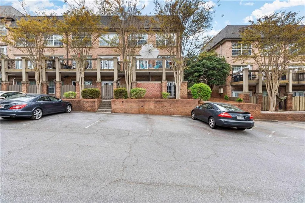 6980 Roswell Road Unit E1, Sandy Springs, Georgia 30328, 2 Bedrooms Bedrooms, ,1 BathroomBathrooms,Residential,Sold,6980 Roswell Road Unit E1,7027519