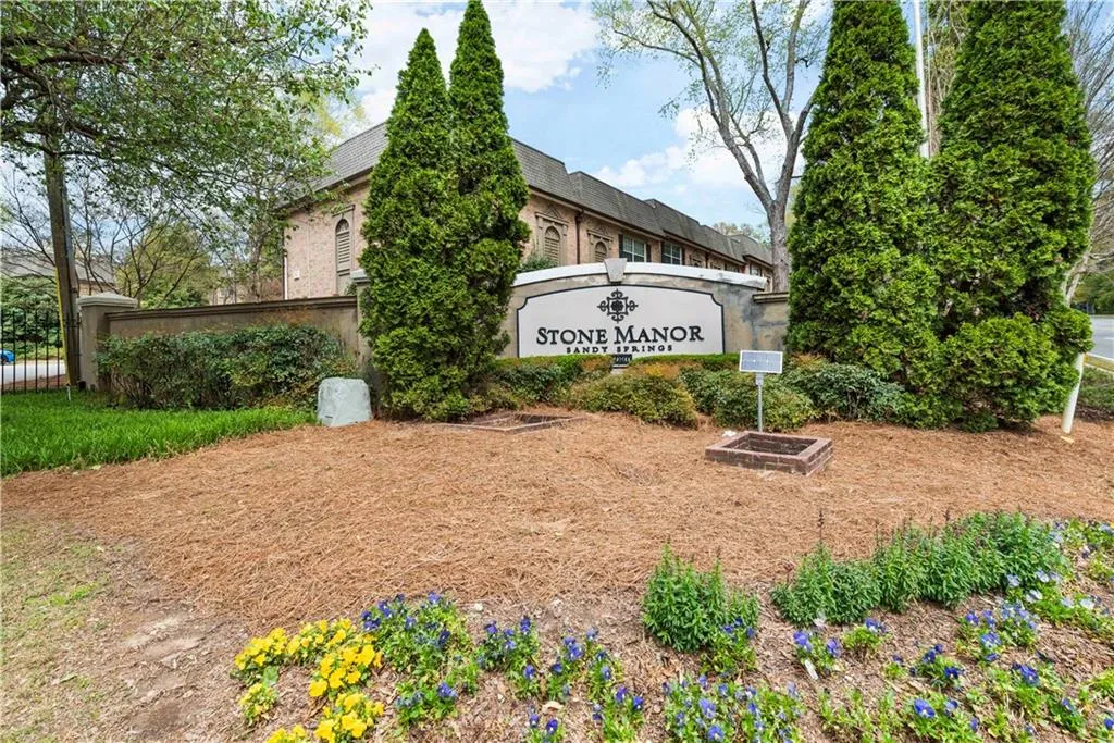 6980 Roswell Road Unit E1, Sandy Springs, Georgia 30328, 2 Bedrooms Bedrooms, ,1 BathroomBathrooms,Residential,Sold,6980 Roswell Road Unit E1,7027519