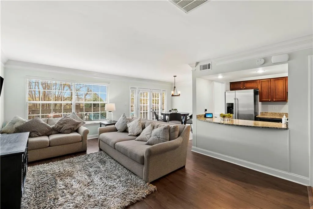 6980 Roswell Road Unit E1, Sandy Springs, Georgia 30328, 2 Bedrooms Bedrooms, ,1 BathroomBathrooms,Residential,Sold,6980 Roswell Road Unit E1,7027519