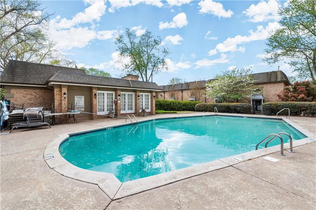 6980 Roswell Road Unit E1, Sandy Springs, Georgia 30328, 2 Bedrooms Bedrooms, ,1 BathroomBathrooms,Residential,Sold,6980 Roswell Road Unit E1,7027519