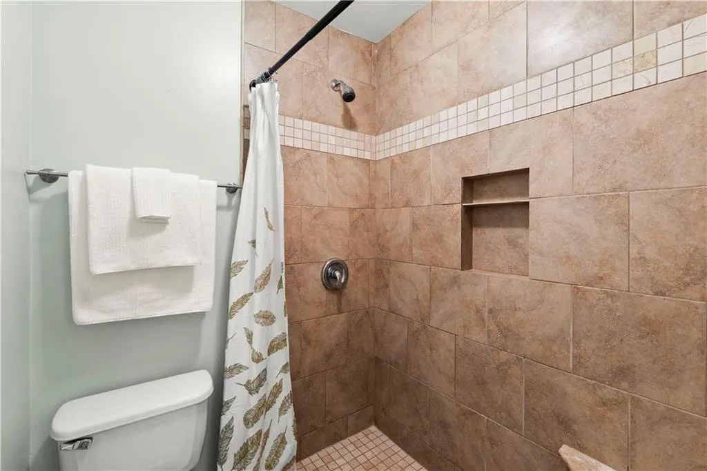 6980 Roswell Road Unit E1, Sandy Springs, Georgia 30328, 2 Bedrooms Bedrooms, ,1 BathroomBathrooms,Residential,Sold,6980 Roswell Road Unit E1,7027519