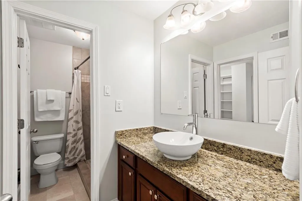 6980 Roswell Road Unit E1, Sandy Springs, Georgia 30328, 2 Bedrooms Bedrooms, ,1 BathroomBathrooms,Residential,Sold,6980 Roswell Road Unit E1,7027519