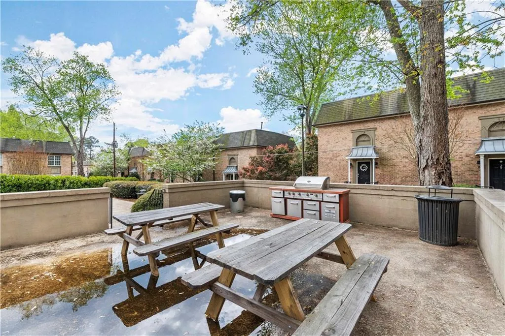 6980 Roswell Road Unit E1, Sandy Springs, Georgia 30328, 2 Bedrooms Bedrooms, ,1 BathroomBathrooms,Residential,Sold,6980 Roswell Road Unit E1,7027519